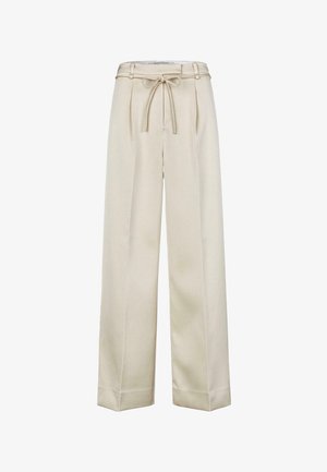 Béžové kalhoty s vysokým pasem a širokými nohavicemi, se samostatně uvazujícím páskem a záhyby v pase, vystavené na bílém pozadí.