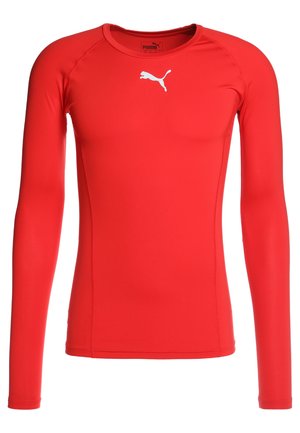 Rød langærmet træningsshirt lavet af glat, strækbart materiale. Har et hvidt logo på brystet og en tætsiddende pasform.