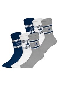 Zestaw trzech par sportowych skarpet: ciemnogranatowe, białe i szare. Każda skarpeta ma poziome paski i wzór gwiazdy. Żebrowana struktura.