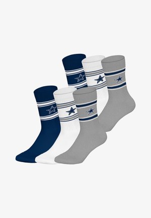 Ensemble de trois paires de chaussettes de sport : bleu marine foncé, blanc et gris. Chaque chaussette présente des rayures horizontales et un motif d'étoile. Texture côtelée.