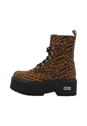 Stivaletto con stampa leopardata, suola piatta nera spessa, lacci neri e una linguetta sul retro con un piccolo tag del logo sulla suola.