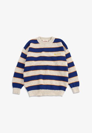 Pull en maille épaisse avec larges rayures horizontales bleues et crème séparées par de fines lignes orange, avec un col rond et des manches longues.