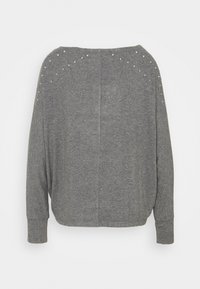 Maglione grigio a maglia con scollo tondo, maniche lunghe e decorazioni di piccole perle lungo le spalle e la parte superiore della schiena.
