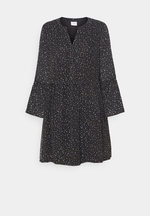 Černé šaty s dlouhým rukávem, rozšířenými manžetami, zapínáním na knoflíky vpředu a rozptýlenými malými bílými a oranžovými puntíky, silueta sahající ke kolenům.