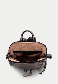Mochila de imitación cuero negra con dos asas superiores, compartimento principal con cremallera y forro beige que presenta el logotipo de la marca repetido, incluye bolsillo interior.