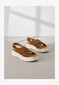 Valitud, tan brown suede