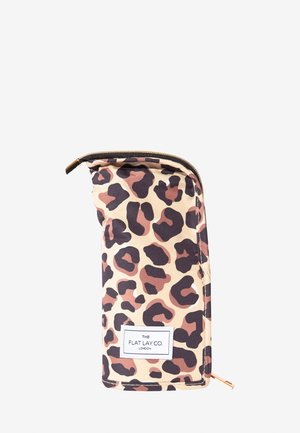 Pochette en imprimé léopard fabriquée en tissu durable, dotée d'une fermeture éclair et d'une étiquette blanche avec "THE FLAT LAY CO. LONDON" en texte noir.