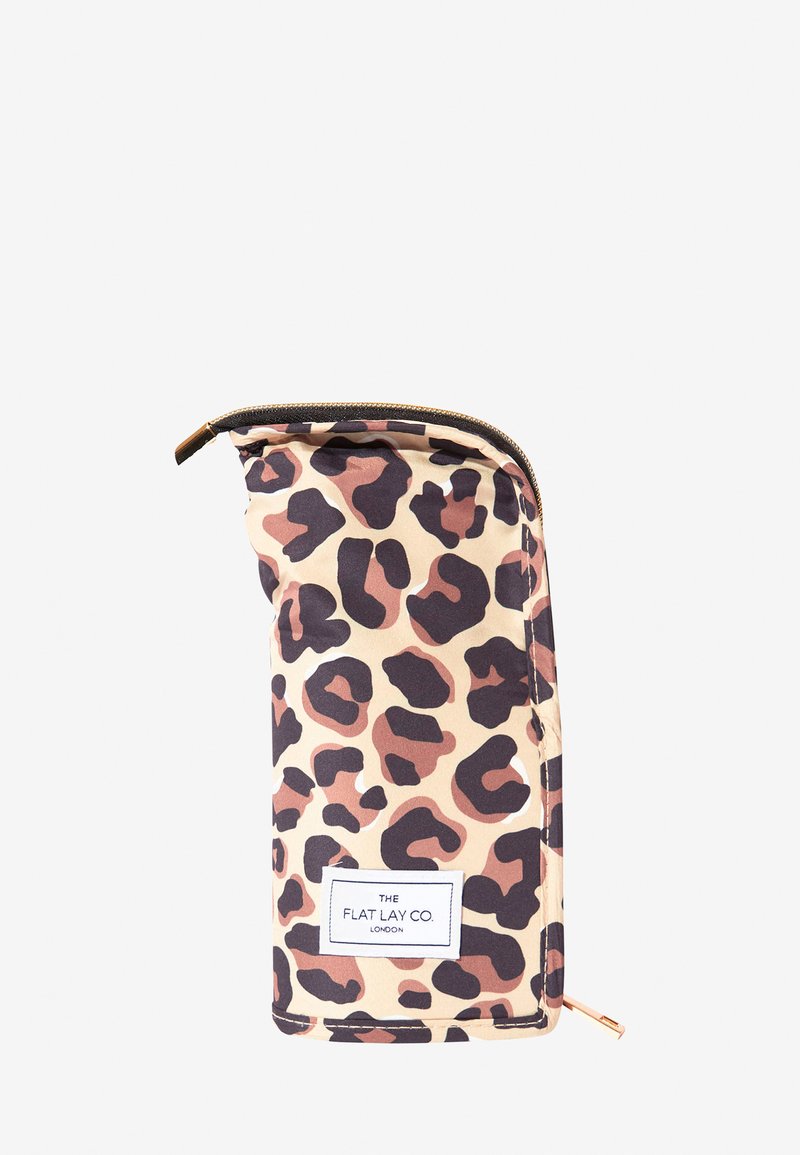 Pochette en imprimé léopard fabriquée en tissu durable, dotée d'une fermeture éclair et d'une étiquette blanche avec "THE FLAT LAY CO. LONDON" en texte noir.