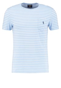 Camiseta de rayas azul claro hecha de algodón. Presenta un cuello redondo, mangas cortas y un pequeño bolsillo en el pecho con un logotipo.