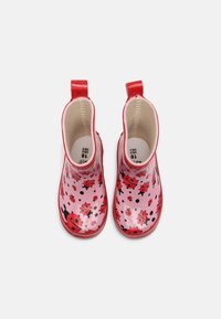 Rote Gummiregenstiefel mit pinkem Grund, verziert mit einem Marienkäfer-Muster und schwarzen Akzenten. Mit Zuglaschen für einfaches Anziehen.
