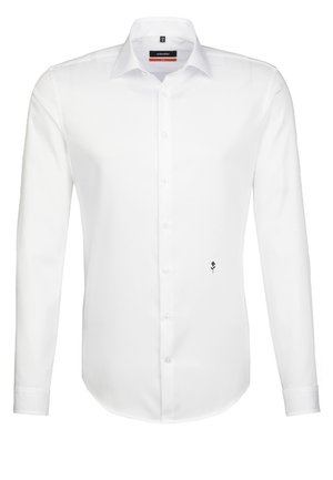 Chemise blanche à manches longues avec un col pointu, devant à boutons, et une petite broderie de rose noire sur le côté gauche près de l'ourlet.