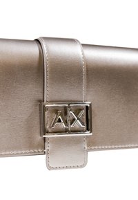 Borsa a pochette metallica argento con texture liscia, una tracolla centrale con una fibbia con il logo AX argento e dettagli di cucitura raffinati.