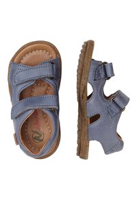 Modré kožené sandály s dvojitými suchými zipy, hnědými stélkami, texturovanými gumovými podrážkami a výřezovými vzory na bocích.