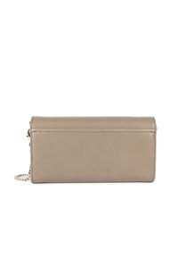 Clutch in pelle beige con una texture liscia, forma rettangolare e una tracolla in catena dorata attaccata. Dettaglio di cucitura semplice lungo i bordi.