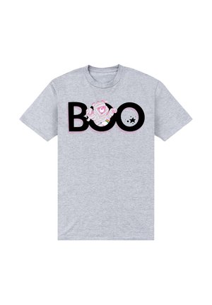 Grå t-shirt med korte ærmer, der har ordet "BOO" i fede sorte bogstaver, med en pink tegneserie-bjørn og stjernedetaljer.
