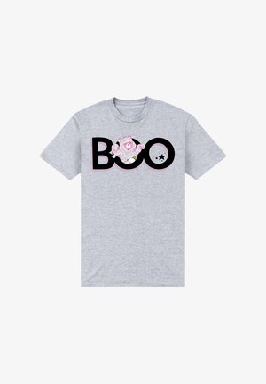 Grå t-shirt med korte ærmer, der har ordet "BOO" i fede sorte bogstaver, med en pink tegneserie-bjørn og stjernedetaljer.