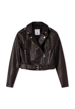 Czarna, krótka kurtka motocyklowa z sztucznej skóry z srebrnymi zamkami błyskawicznymi, paskiem, napami i małym kołnierzykiem, rozmiar mały.