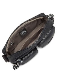 Borsa in tessuto nera con compartimenti a doppia cerniera e interno beige. Presenta un'etichetta "Kipling" e tirazip testurizzati.