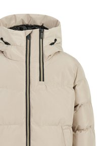 Beige donsjack met een hoge kraag, zwarte rits en een capuchon met trekkoord. Voorzien van een logo op de borst en een gewatteerde structuur.