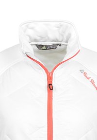 Veste isolante blanche avec un col haut, dotée d'une fermeture éclair orange contrastante. Matelassage en diamond et étiquette de marque visible à l'intérieur.