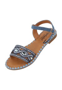 Sandalo in denim con una larga fascia decorativa con perline, una soletta marrone e una suola azzurro chiaro texture con accenti intrecciati.
