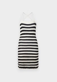 Gestreiftes, schwarz-weißes Strickkleid mit taillierter Form, dünnen überkreuzten Trägern und gewelltem Saum. Leichte Textur.