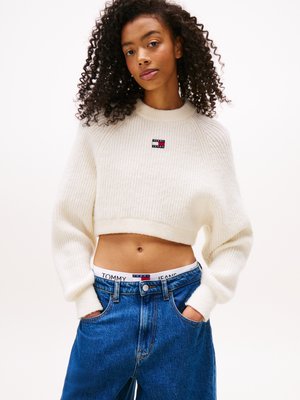 Tommy Jeans CROP BADGE - Džemper - ancient white