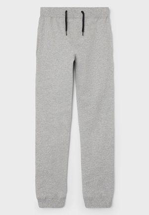 Lichtgrijze katoenen joggingbroek met elastische tailleband en zwarte trekkoorden, geribbelde boorden bij de enkels, plat neergelegd op een witte achtergrond.