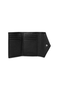Portefeuille en cuir noir avec une texture granuleuse. Comprend plusieurs emplacements pour cartes, un fermoir à bouton-pression et un design angulaire.