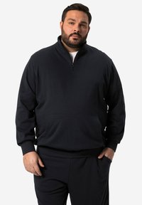 Mikina s pulovrem vyrobená z tmavě modré tkaniny, s polozipem na límci, dlouhými rukávy a přední kapsou pro pohodlí.