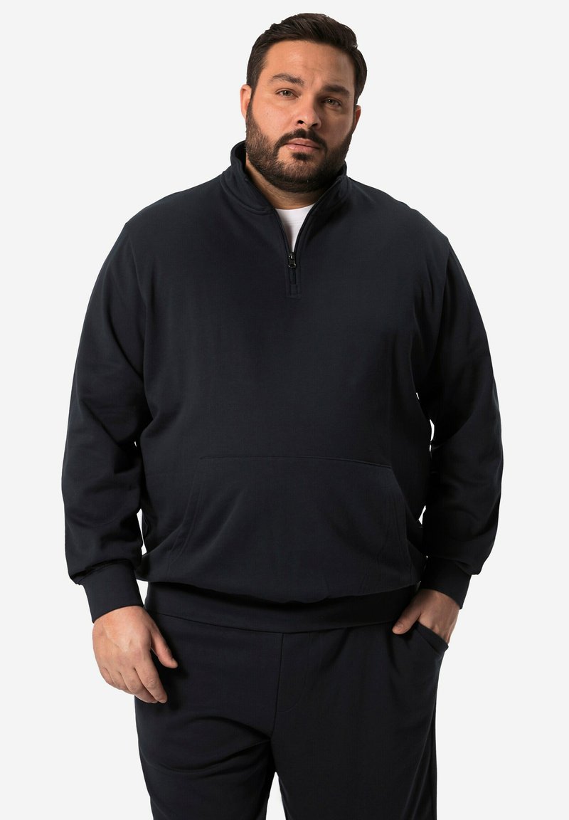 Mikina s pulovrem vyrobená z tmavě modré tkaniny, s polozipem na límci, dlouhými rukávy a přední kapsou pro pohodlí.