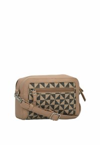 Bolso cruzado color marrón con un patrón geométrico en negro, bolsillo frontal con cremallera, material similar al cuero, correa ajustable y acentos de hardware en tono plateado.