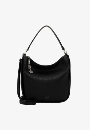 Bolso de hombro de cuero negro con textura granulada, forma curva, herrajes de plata y una correa desmontable. Presenta un adorno en forma de charm.