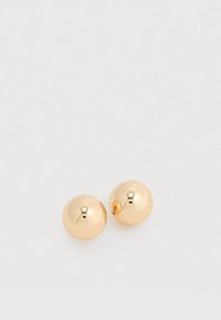 Kuldse värvusega sfäärilised kõrvarõngad, millel on sile ja läikiv viimistlus. Pind peegeldab valgust, rõhutades nende metallilist välimust.