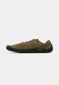 Zapato ligero de color verde oliva con parte superior de malla, suela negra texturizada y acentos dorados en los cordones y la marca. Diseñado para ofrecer agarre y flexibilidad.