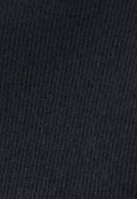 Tissu noir côtelé avec une texture douce, présentant des lignes verticales. Le motif est uniforme et constant sur tout le matériau.