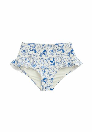 Kvinde iført en hvid bikini med blå blomsterprint og flæsedetaljer på stropperne og højtaljede trusser.