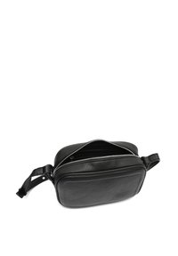 Svart läderväska med rektangulär form, med dragkedjestängning på toppen och en justerbar rem för att använda som crossbody. Slät yta.
