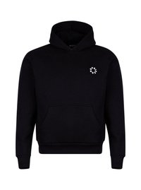 Svart hettegenser laget av bomullsmiks, med en frontlomme, ribbestrikkede mansjetter og en liten hvit logo på brystet. Glatt tekstur.