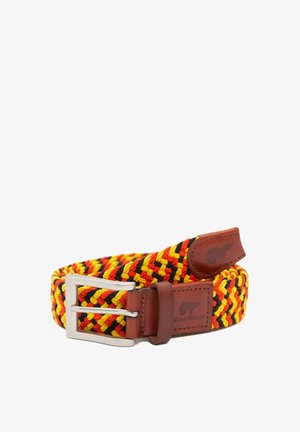 Ceinture en tissu tressé rouge, jaune et noir avec des accents en cuir marron et une boucle en métal argenté, enroulée sur un fond blanc.