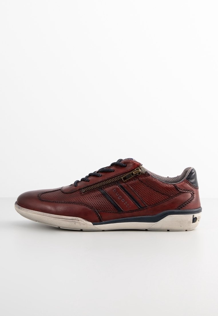 Sneaker rossa in pelle con accenti perforati, strisce navy a contrasto e cerniera laterale. Presenta una suola in gomma per una migliore aderenza.