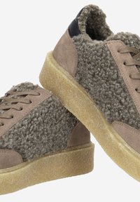 Bruine en grijze sneakers met een textuur bovenwerk, suede accenten en een rubberen zool met een gelige tint. Ronde neus en vetersluiting.