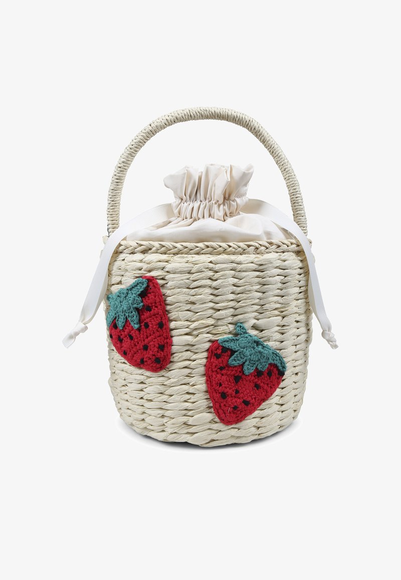 Cesta di paglia intrecciata a forma rotonda, con due fragole rosse all'uncinetto, una fodera in tessuto crema con coulisse e un manico intrecciato.