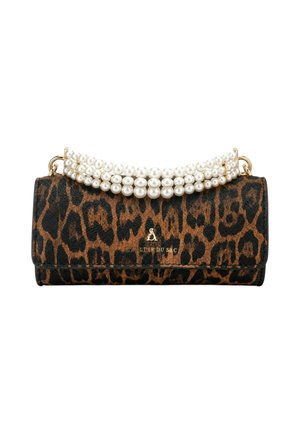 Borsa clutch con motivo leopardato marrone e nero e manico decorativo composto da tre file di perle bianche.