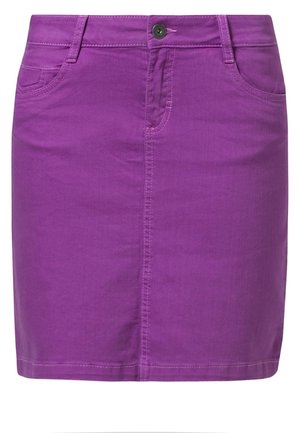 Minifalda vaquera morada con botones frontales, trabillas para cinturón, bolsillos delanteros y detalles de costuras visibles.