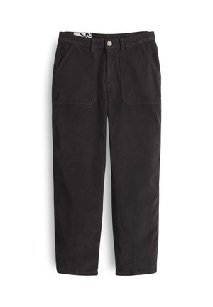 Zwarte rechte broek met voorzakken, riemlussen en een knoopsluiting, weergegeven op een witte achtergrond.