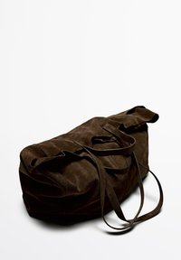 Borsa in suede marrone con doppi manici, forma morbida e dettagli di cucitura visibili. Non presenta hardware né motivi.