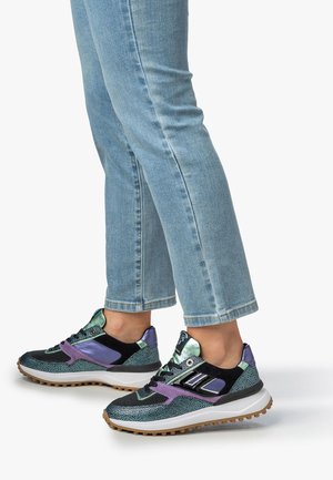 Baskets en maille multicolore et en suède, avec un bout arrondi, des lacets et des semelles en caoutchouc texturé. Accents en violet et vert.