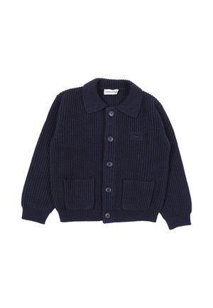Cardigan a coste blu navy con colletto, cinque bottoni, due tasche frontali e un piccolo logo ricamato sul petto.