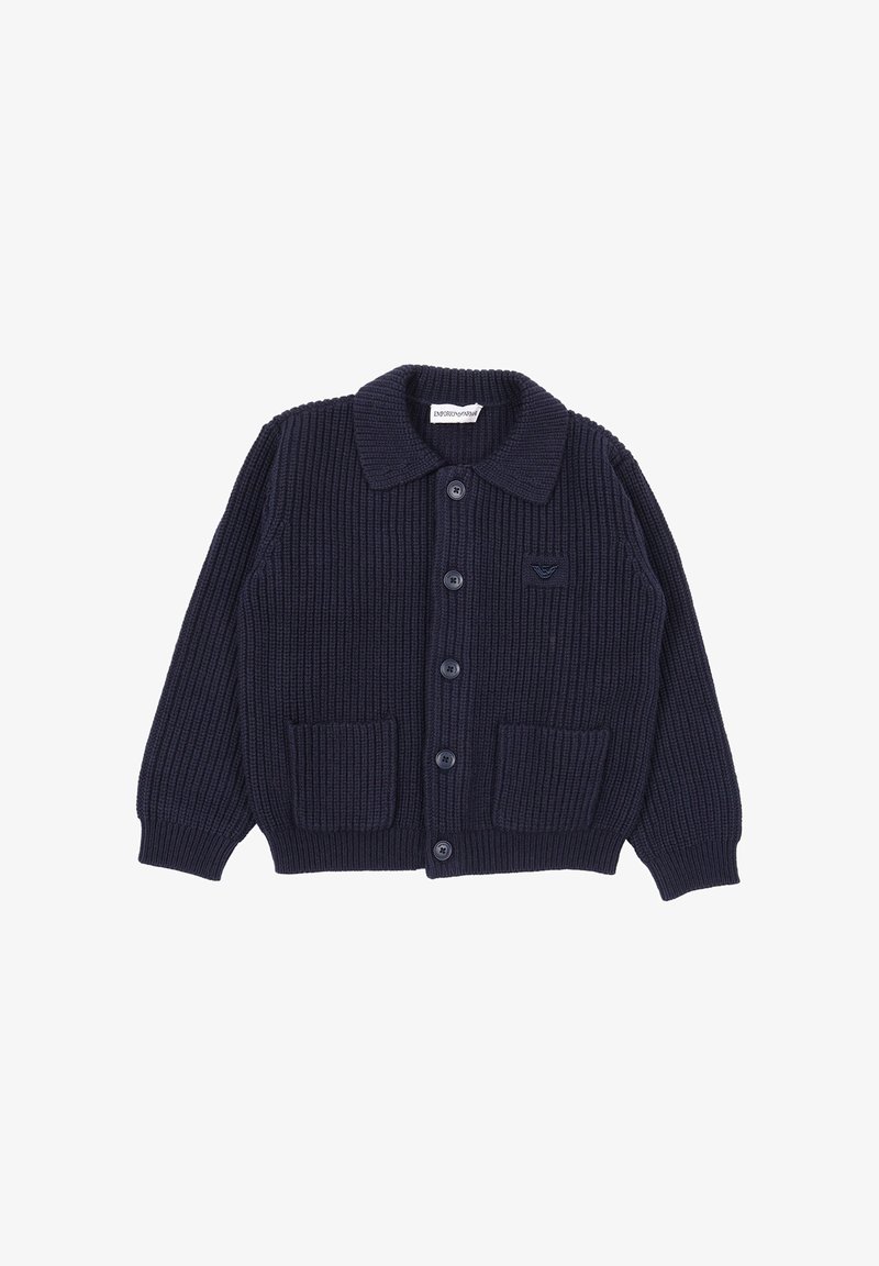 Cardigan a coste blu navy con colletto, cinque bottoni, due tasche frontali e un piccolo logo ricamato sul petto.